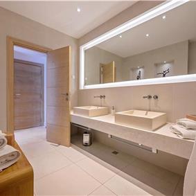 4 Bedroom Villa with Pool, Sumartin, sleeps 8